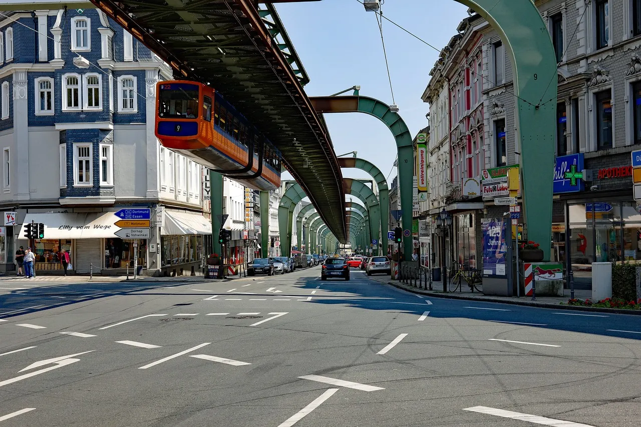 Wuppertal, gelegen im Westen Deutschlands, ist mit 358.876 Einwohnern (Stand 31. Dezember 2022) die größte Stadt und das führende Zentrum für Industrie, Wirtschaft, Bildung und Kultur im Bergischen Land.