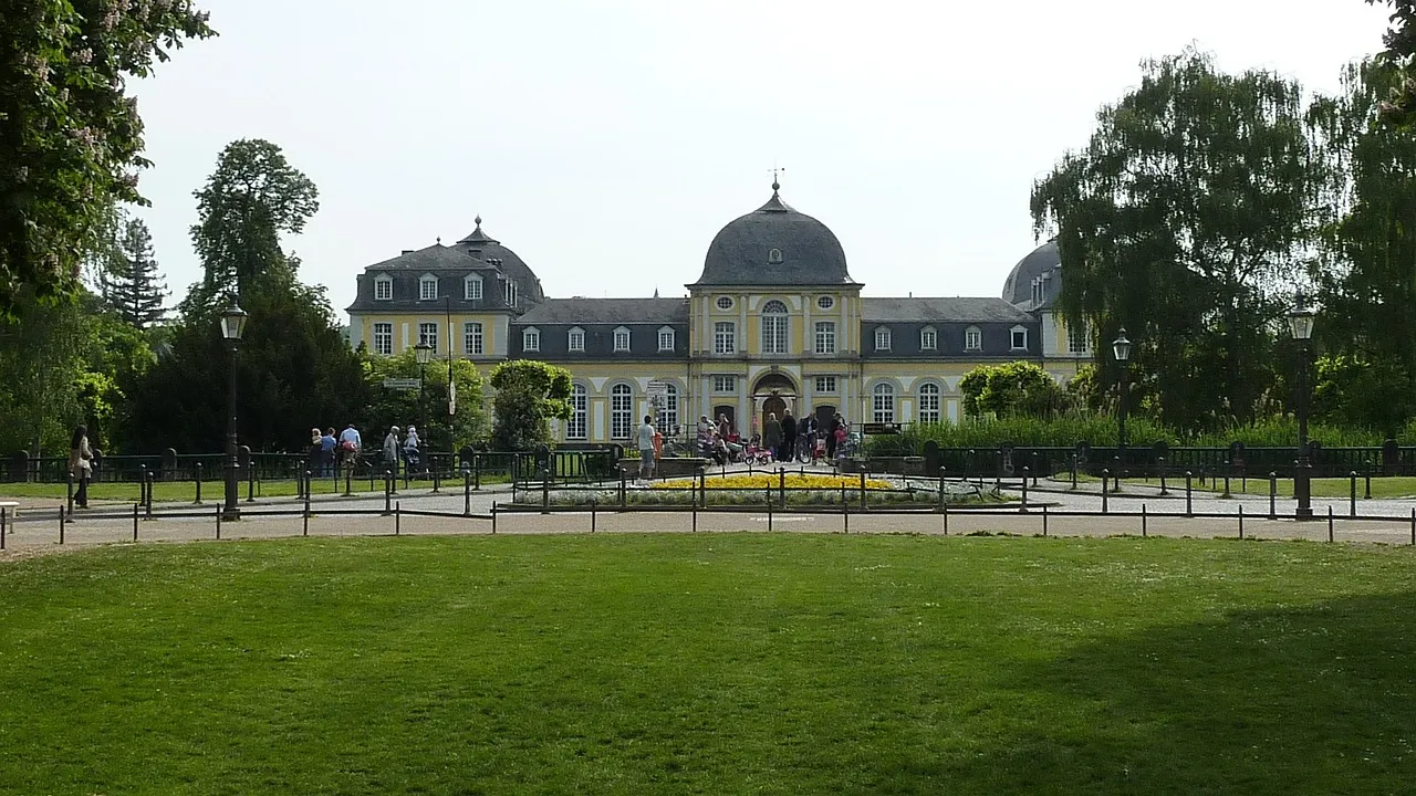 Bonn ist eine westdeutsche Stadt am Rhein. Eines ihrer Wahrzeichen ist das Beethoven-Haus.